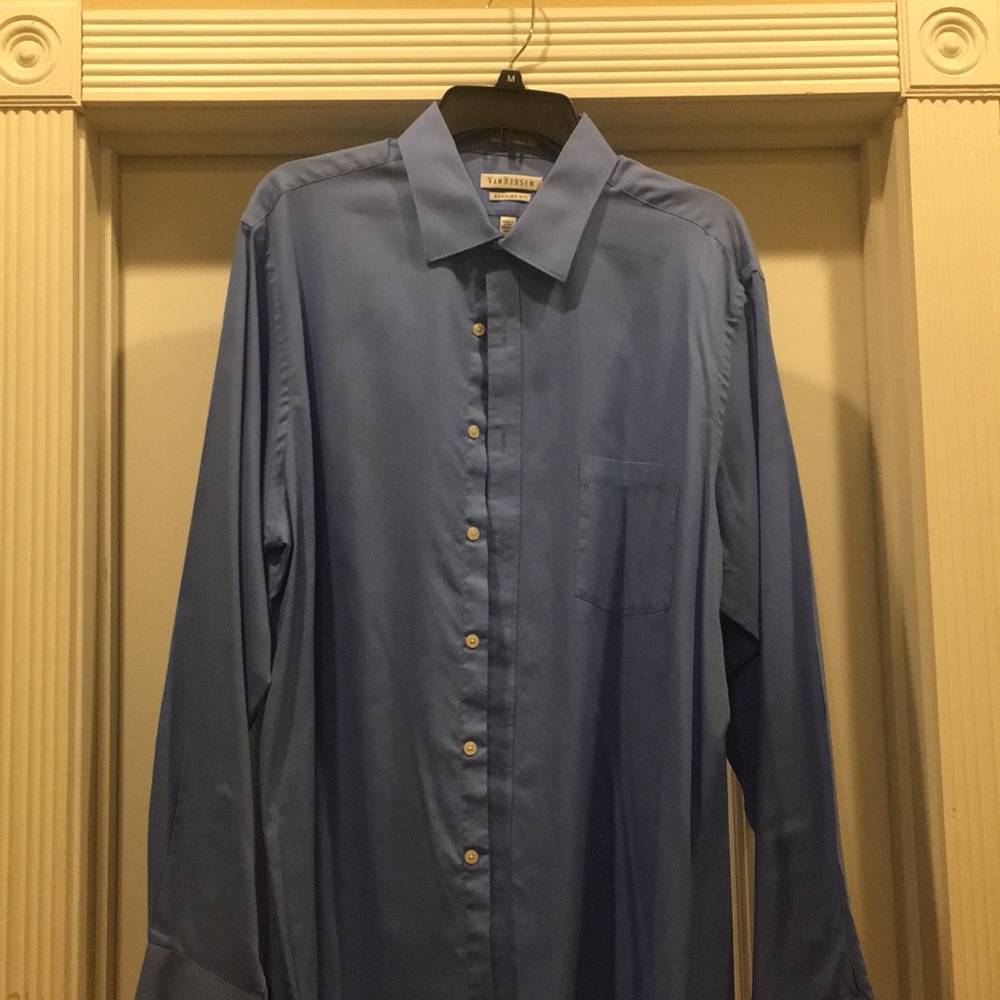 Men’s VanHeusen blue button up dress shirt